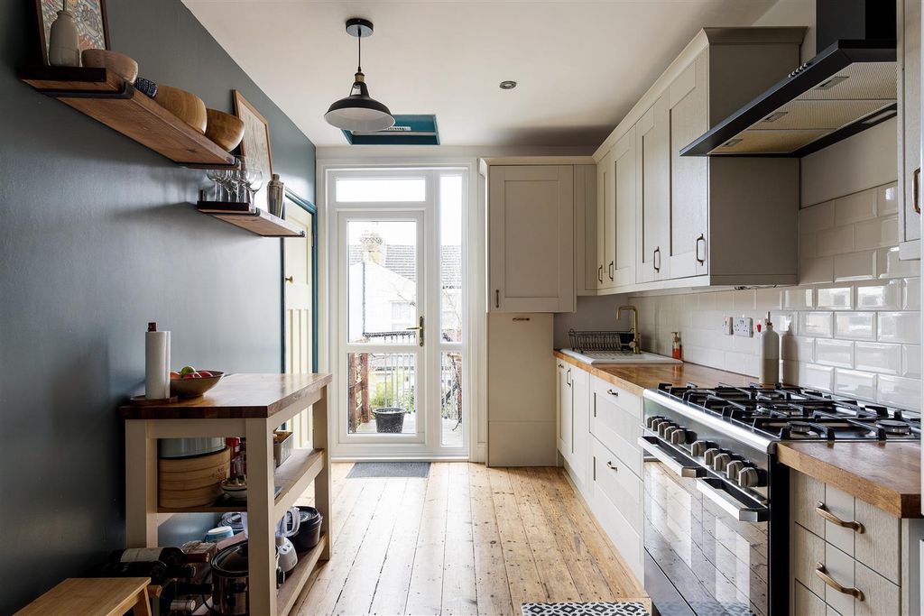 Property photo 3 of 33 Pendlestone Road, E17