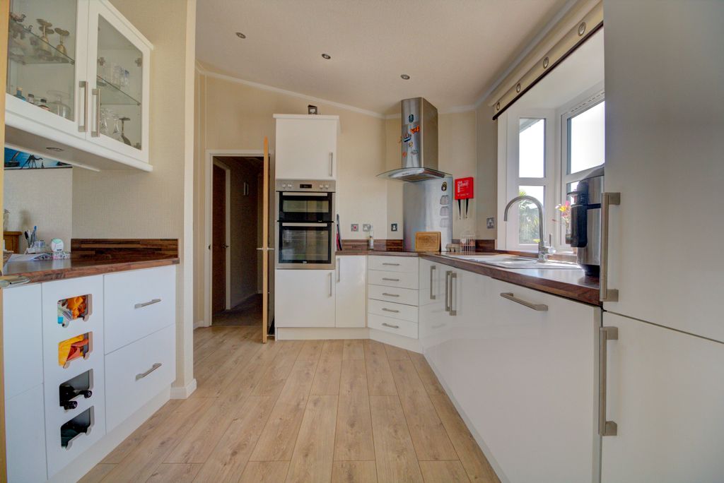 Property photo 3 of 14 Kitchen