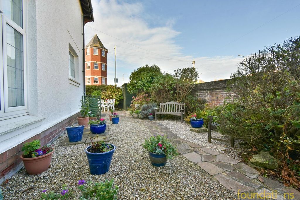 Property photo 2 of 20