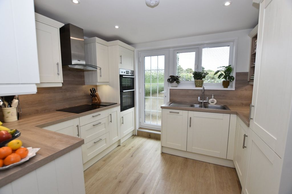 Property photo 3 of 19 Kitchen