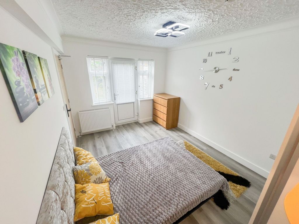Property photo 2 of 5 Bright And Inviting Double Bedroom Featuring A Com...