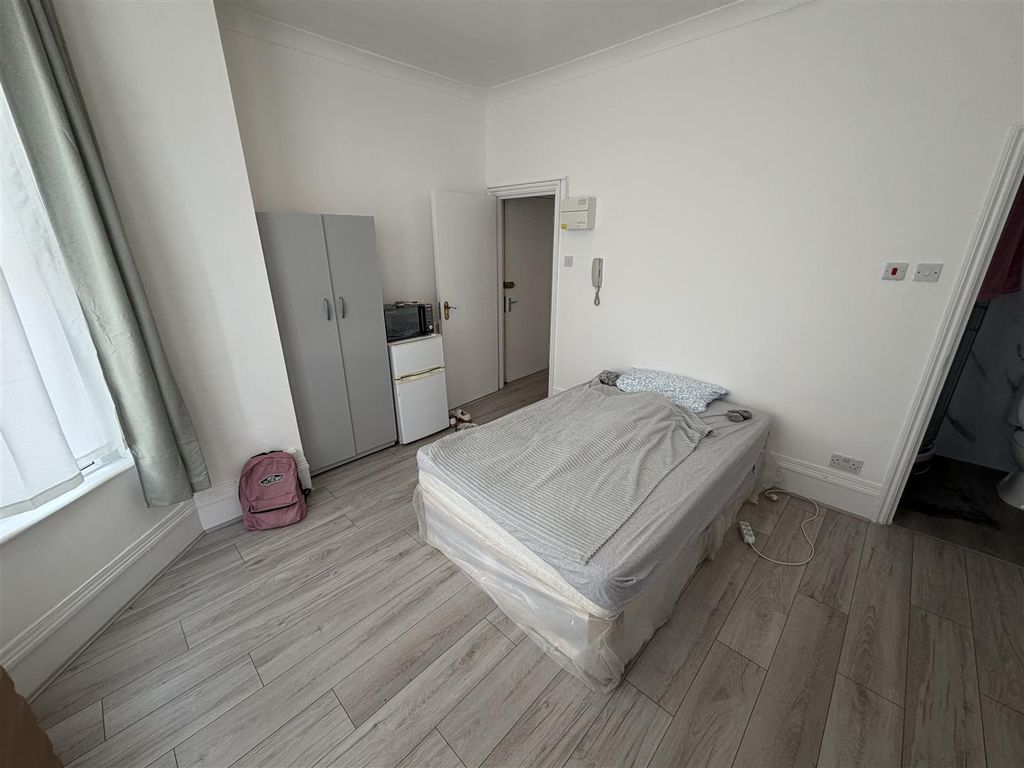 Property photo 3 of 5 Bedroom