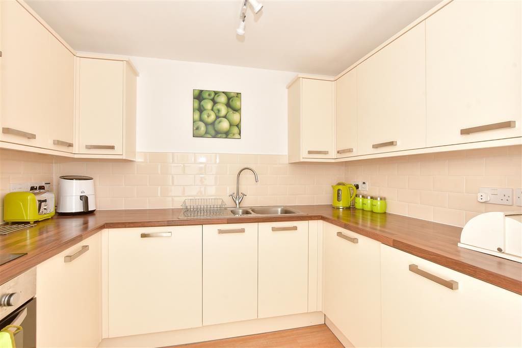 Property photo 2 of 10 Kitchen
