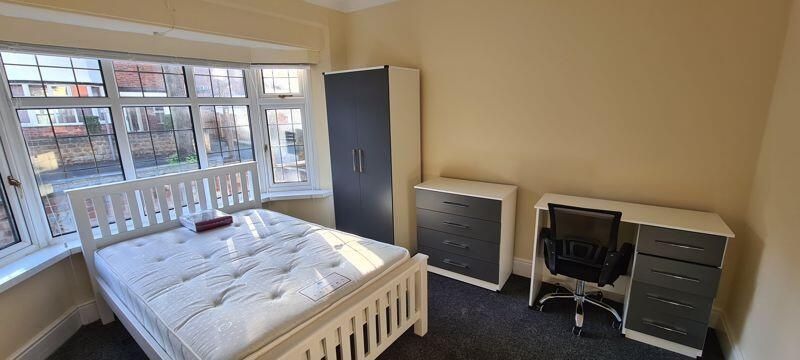 Property photo 2 of 7 Bright Double Bedroom With A Large Bay Window Prov...