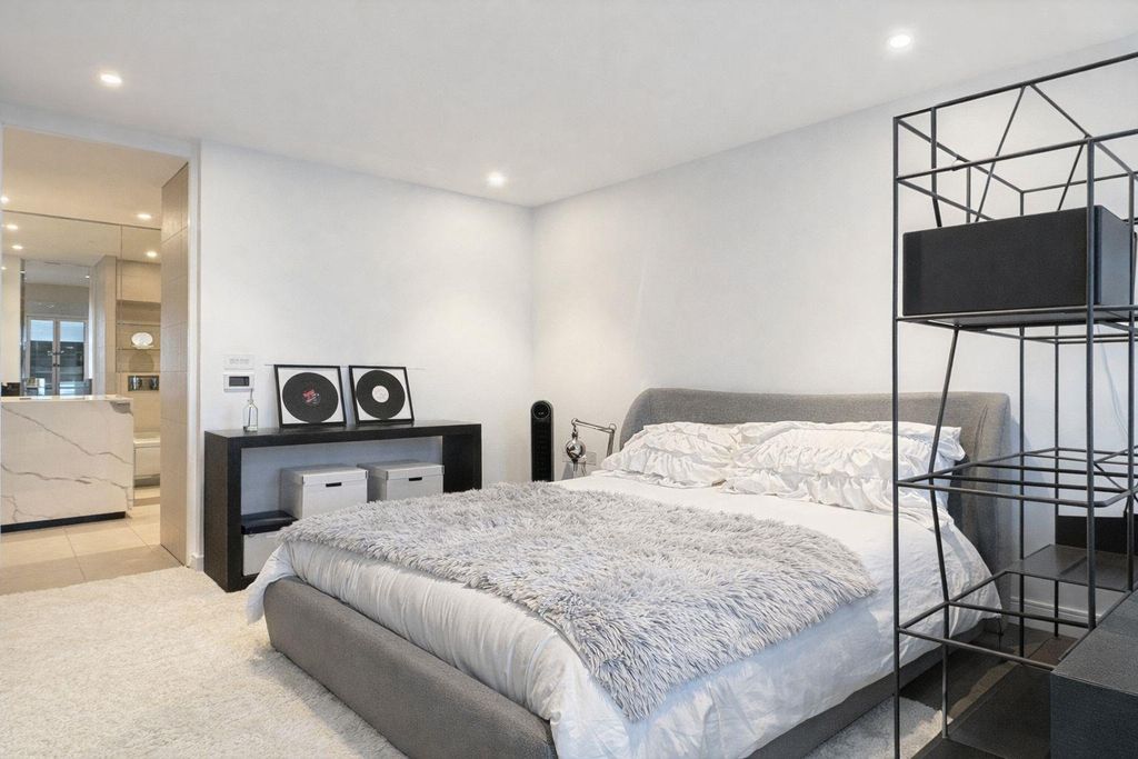 Property photo 2 of 7 10 Park Drive - Studio - For Sale By Barrain Londo