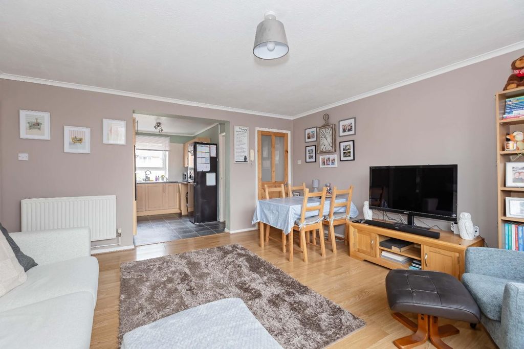 Property photo 3 of 10 Laylands Rd_6.Jpg