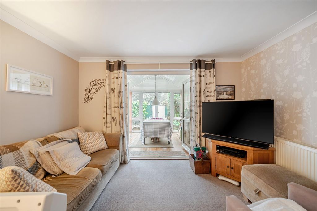 Property photo 2 of 10 Lounge