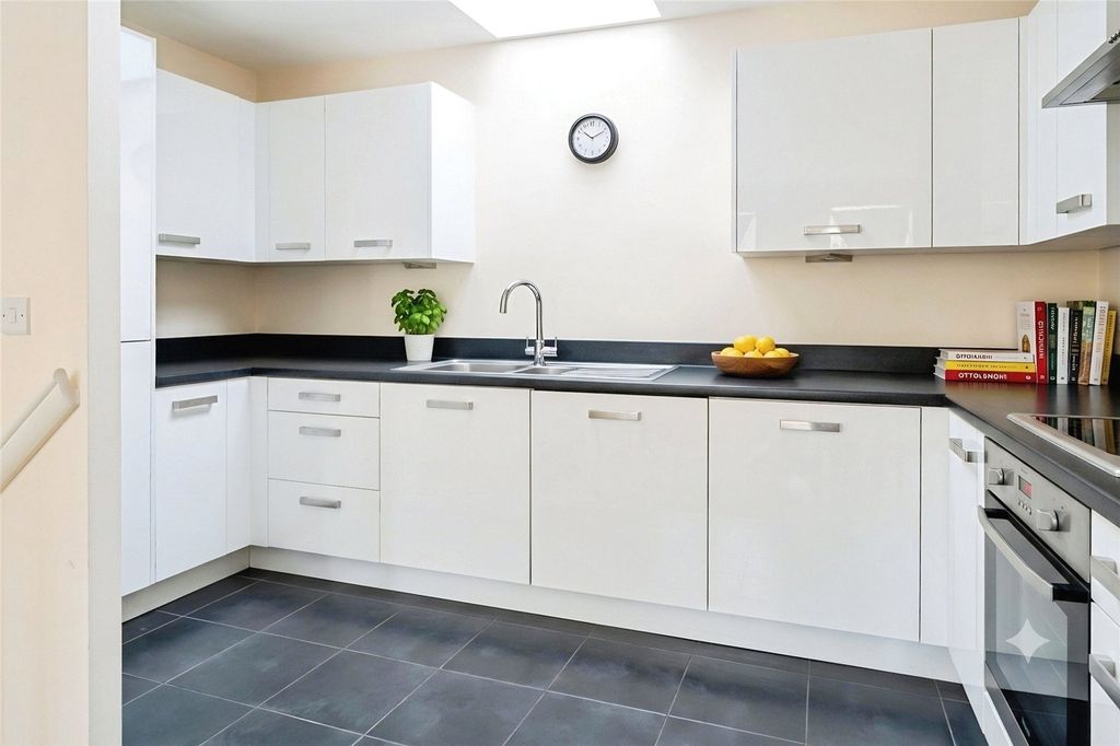 Property photo 2 of 6 Kitchen