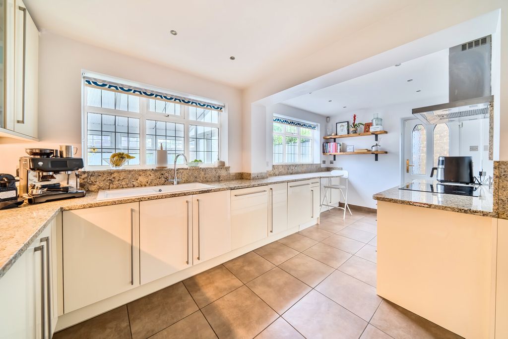 Property photo 3 of 17 1309952-12-684Aa2...