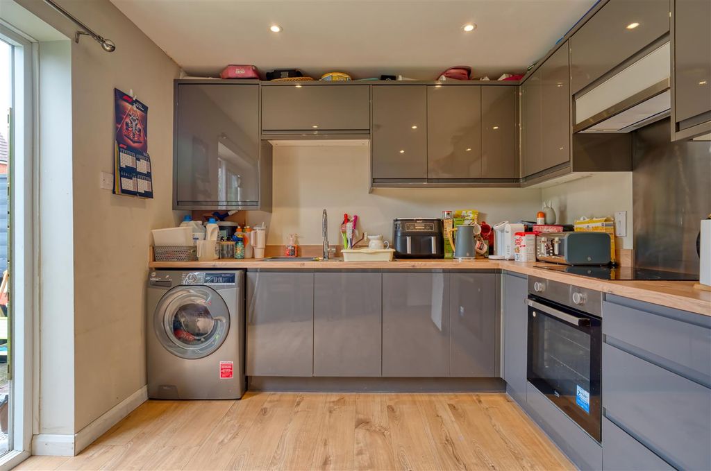 Property photo 2 of 9 Kitchen