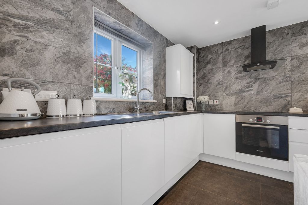 Property photo 3 of 14 4982036