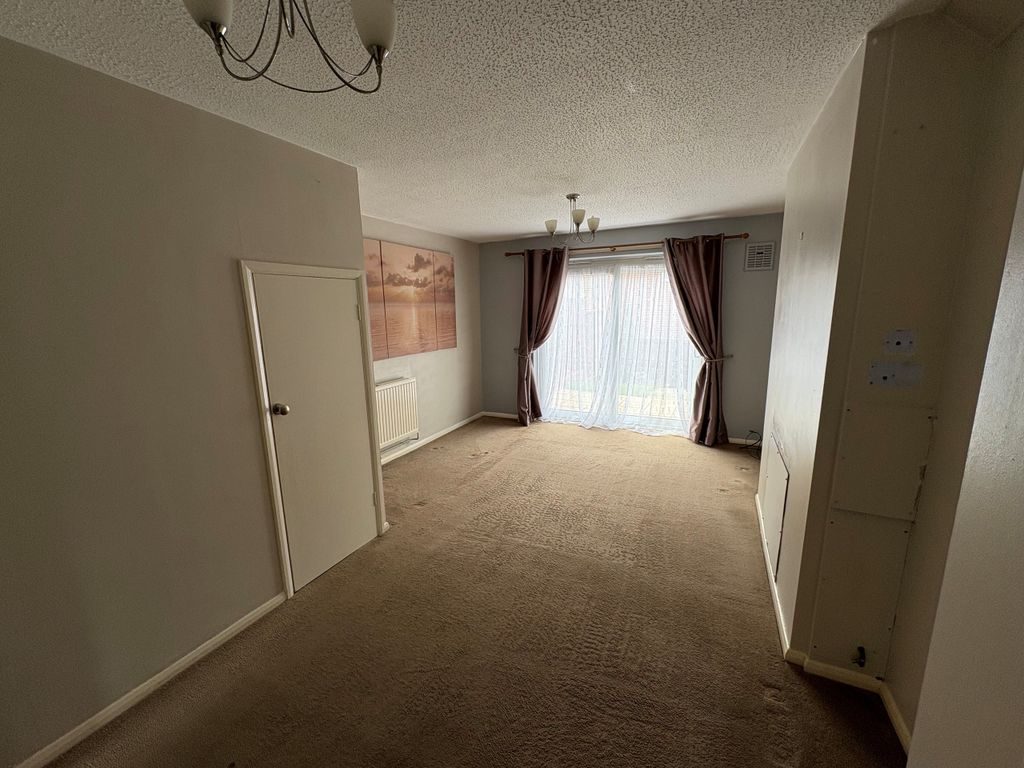 Property photo 3 of 11 Lounge