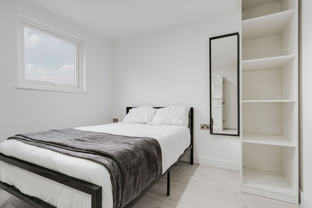 Property photo 2 of 4 A Bright And Minimalist Single Bedroom With A Neat...