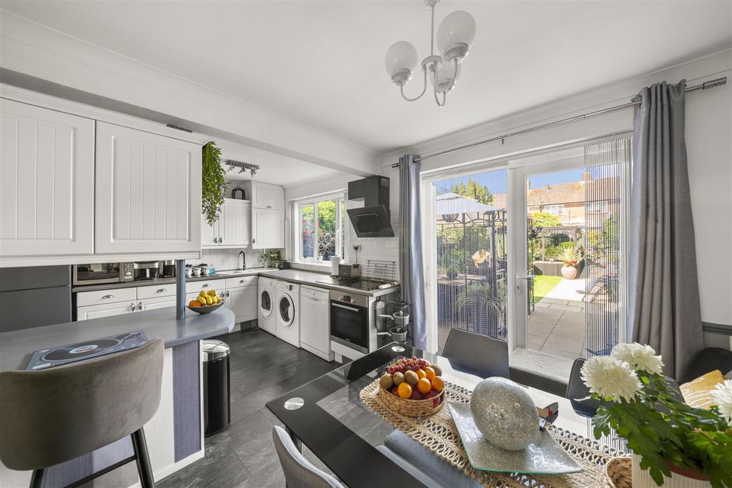 Property photo 3 of 18 Din Room 2