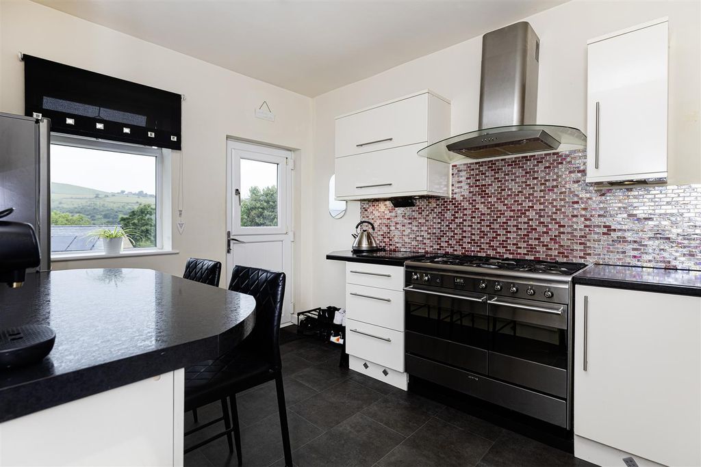 Property photo 2 of 33 Breakfast Kitchen