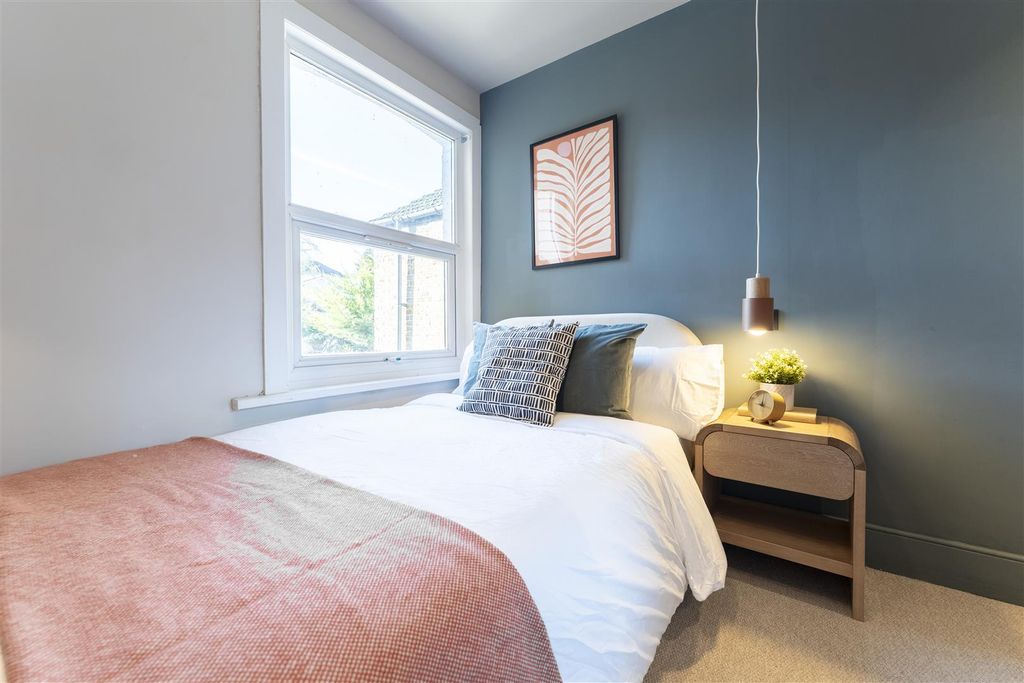 Property photo 1 of 7 Bedroom