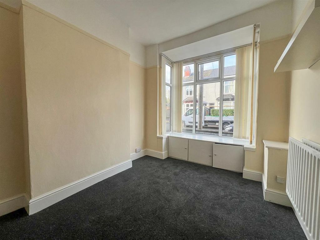 Property photo 2 of 16 Lounge