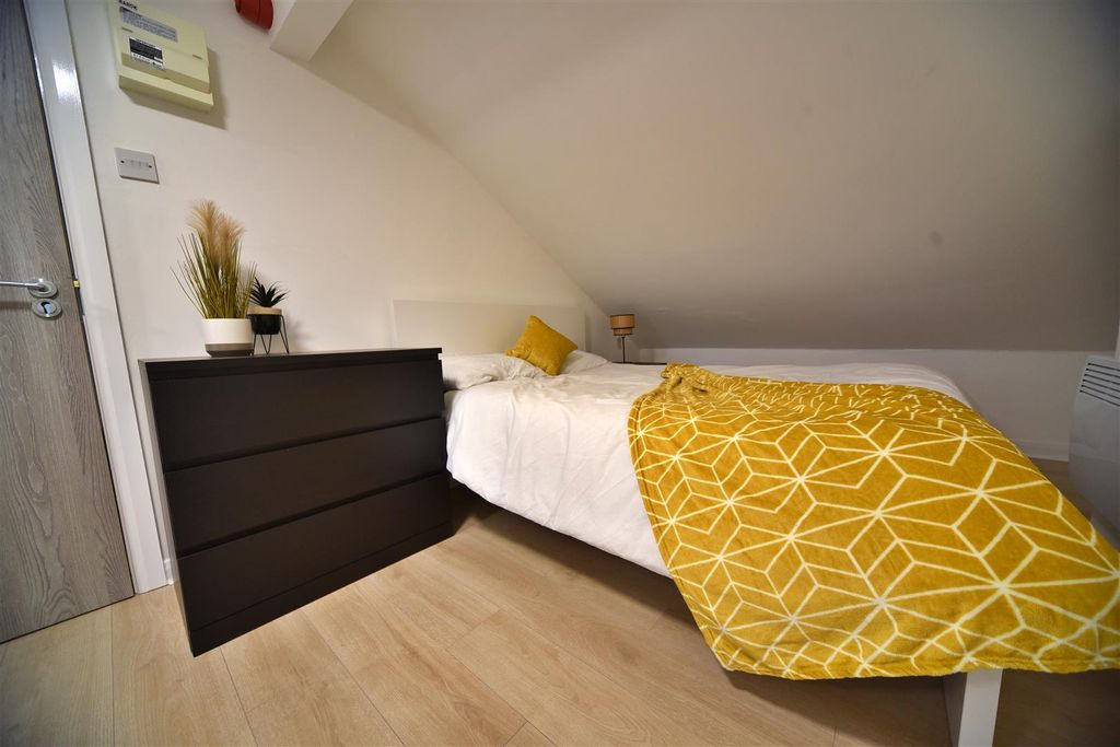 Property photo 1 of 8 165Ar_Room18_03.Jpg