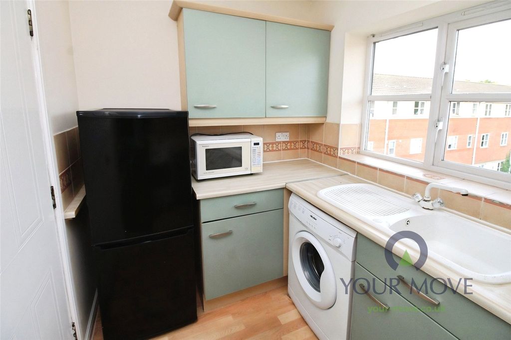 Property photo 3 of 11 Kitchen