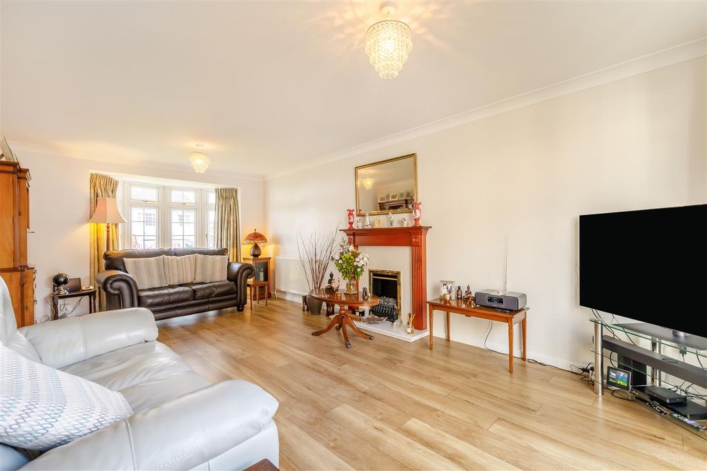 Property photo 3 of 22 Lounge