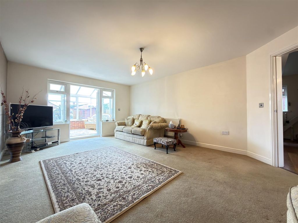 Property photo 2 of 20 Lounge