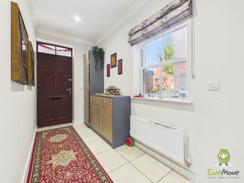 Property photo 2 of 18 Ewemove Estate Agents Basingstoke - Rockbourne Roa