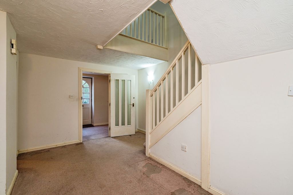 Property photo 2 of 19 Entrance Hall