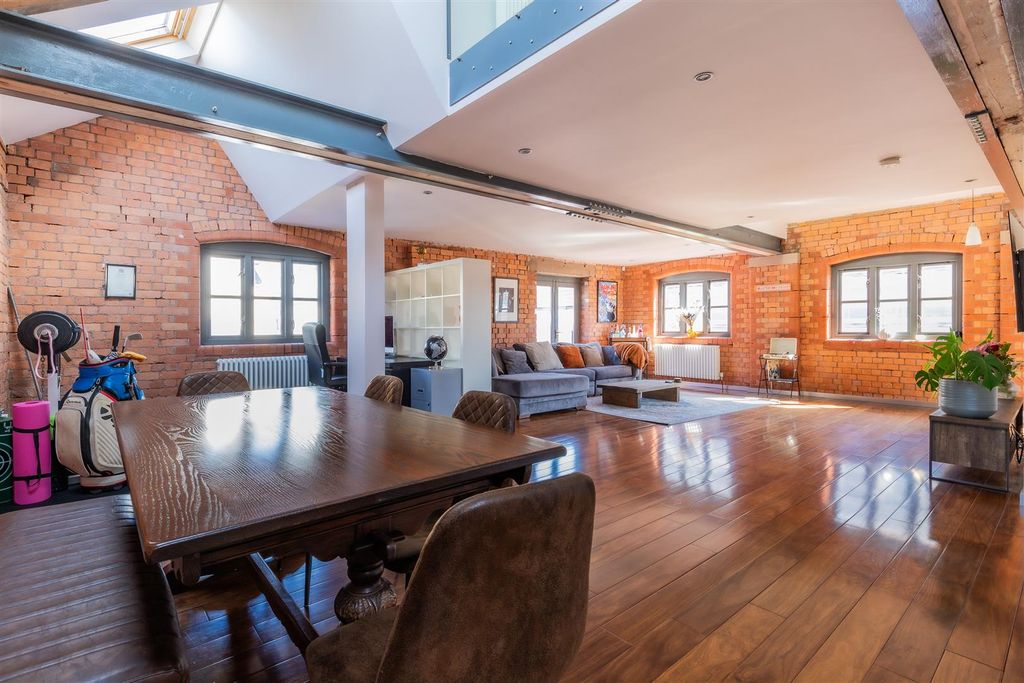 Property photo 2 of 34 Severn Square 4-16.Jpg