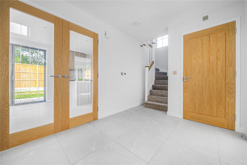 Property photo 3 of 20 Entrance Hall