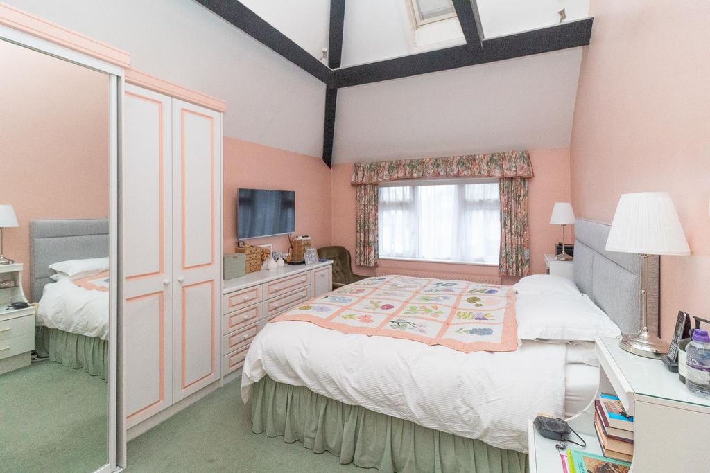 Property photo 3 of 12 14 Hillside Gardens Bedroom 1.Jpg