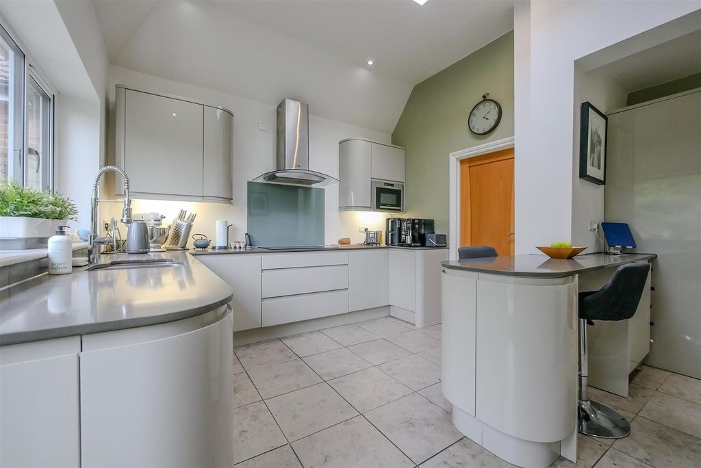 Property photo 2 of 16 Kitchen/Breakfast Room