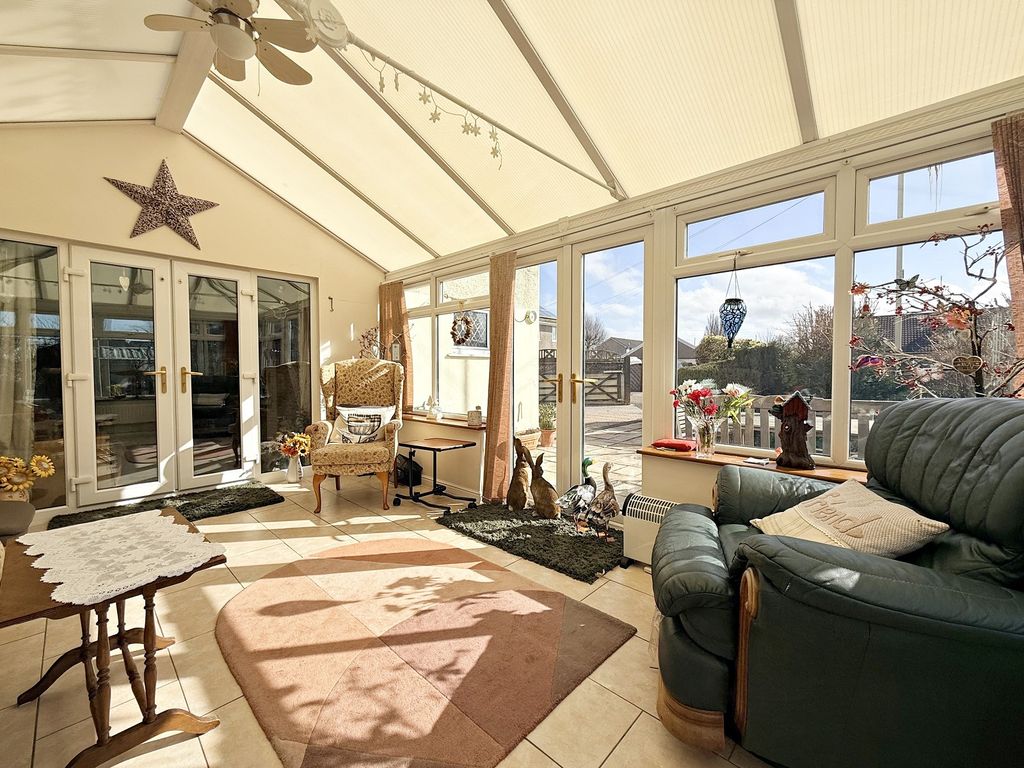 Property photo 2 of 25 Conservatory