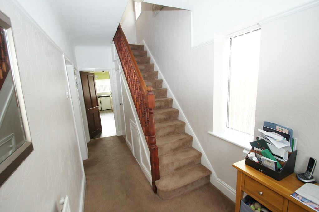 Property photo 2 of 20 Entrance Hall