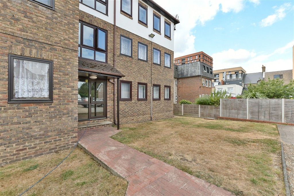Property photo 2 of 8 Communal Gardens