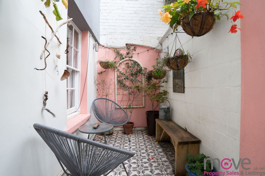 Property photo 2 of 12 Photo 6