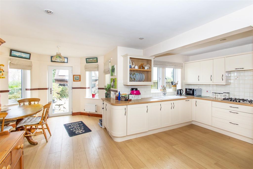 Property photo 3 of 30 Kitchen/Breakfast Room