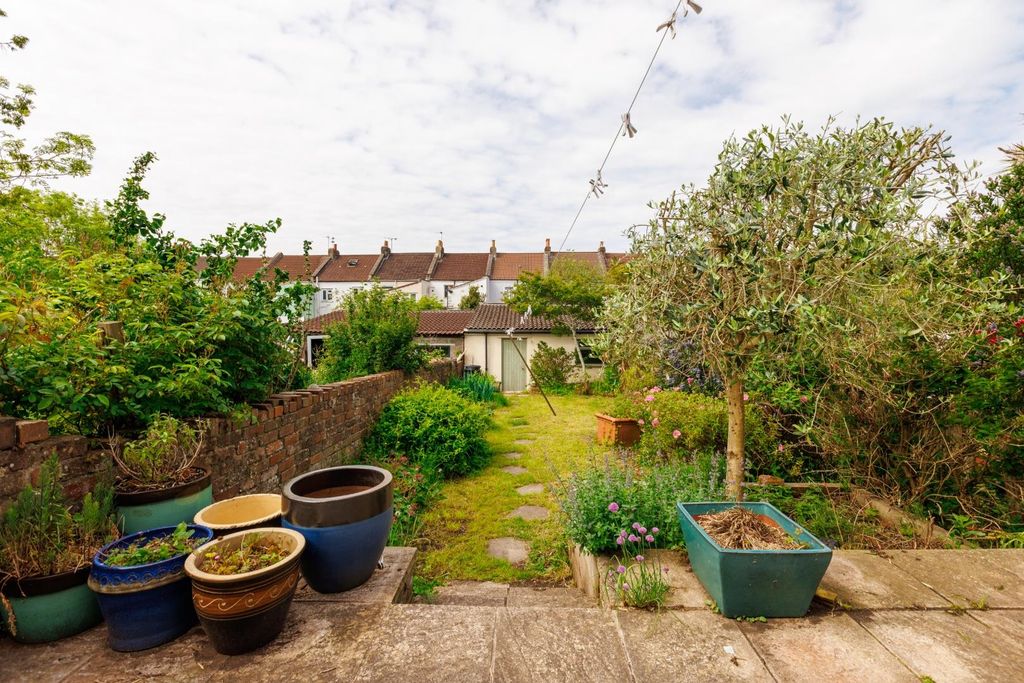 Property photo 3 of 33 16 Kingsley Road-30.Jpg