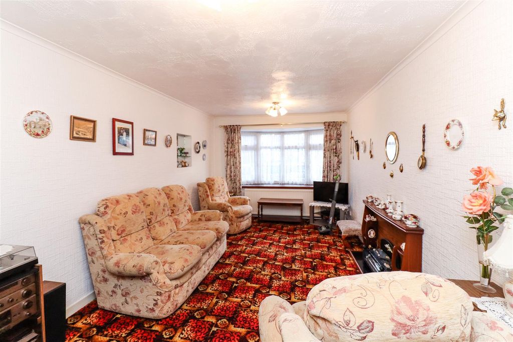 Property photo 2 of 17 Lounge