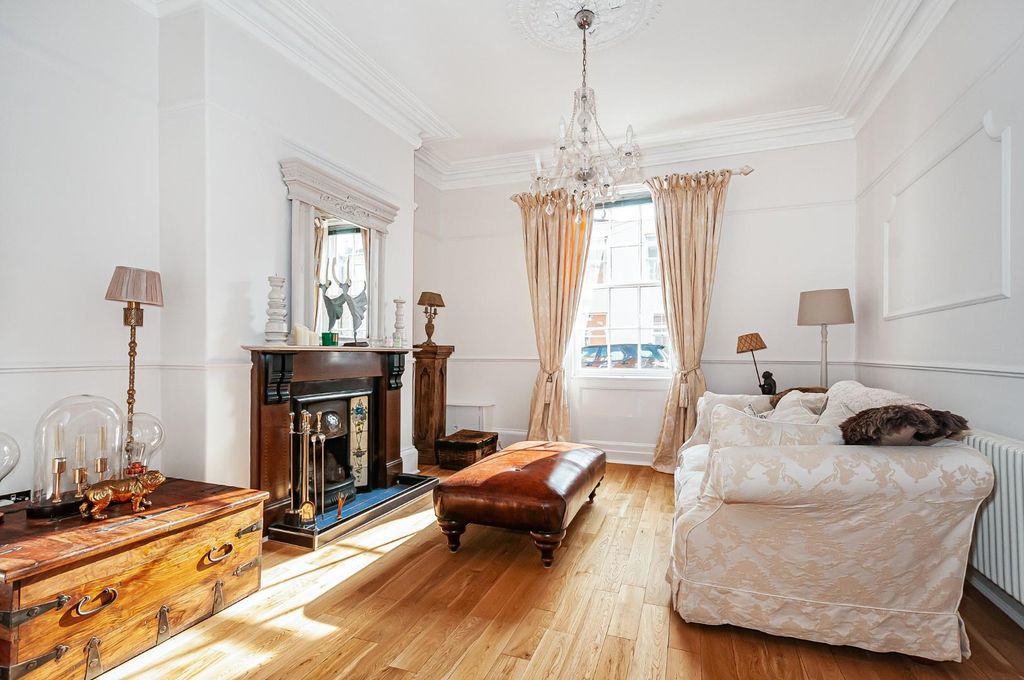 Property photo 2 of 20 Lounge Alt