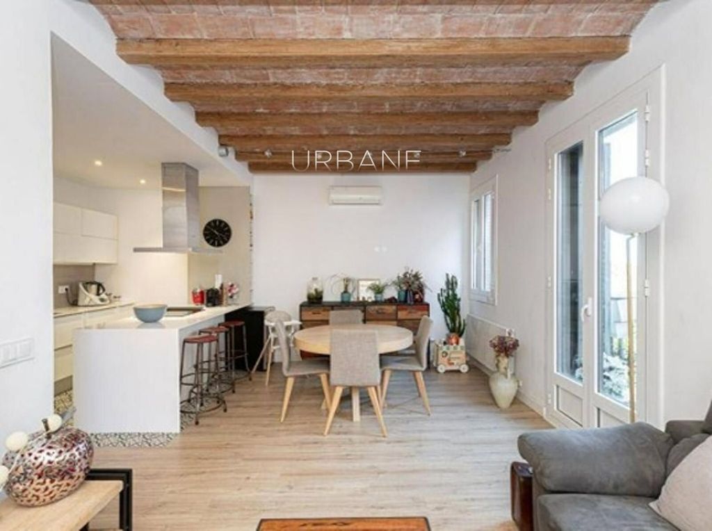 Property photo 1 of 8 Bright Renovated Penthouse With Historic Character In The Heart Of Poble Sec