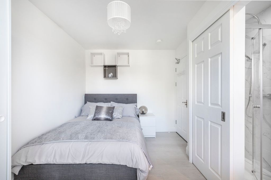 Property photo 2 of 25