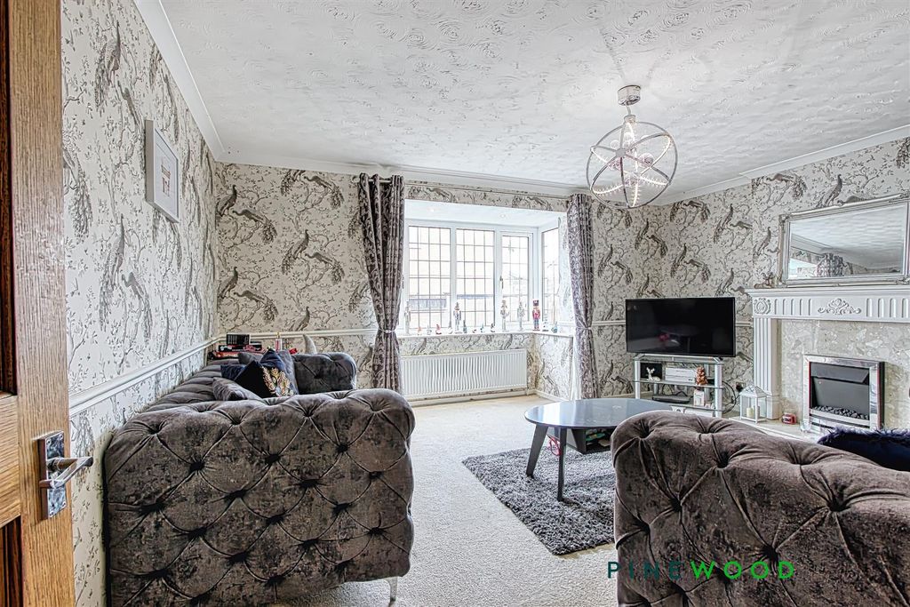 Property photo 3 of 21 Lounge