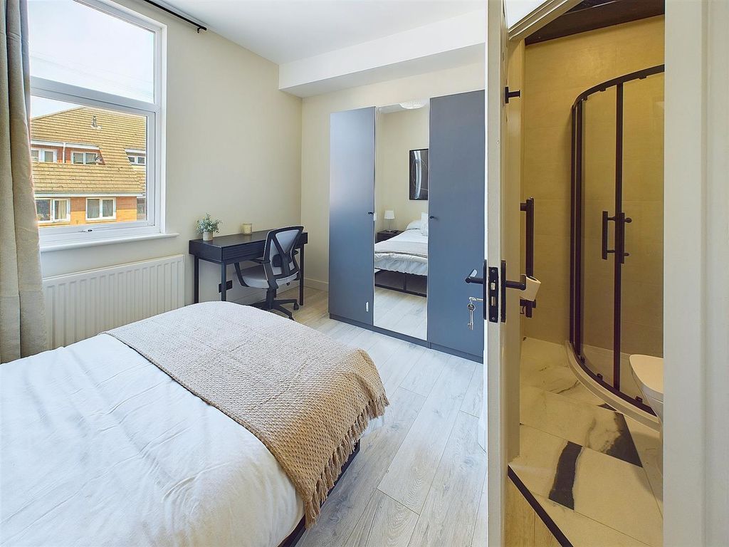 Property photo 3 of 11 Cam03736G0-Pr0017-Still016.Jpg