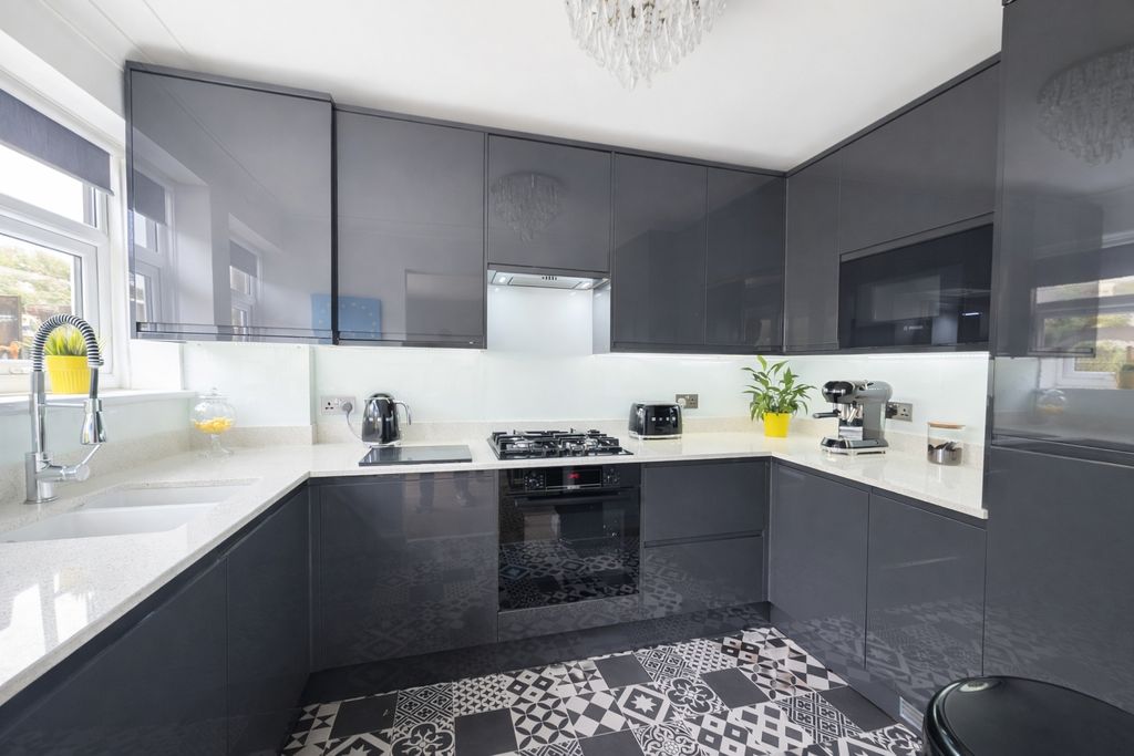 Property photo 3 of 12 Picture 3