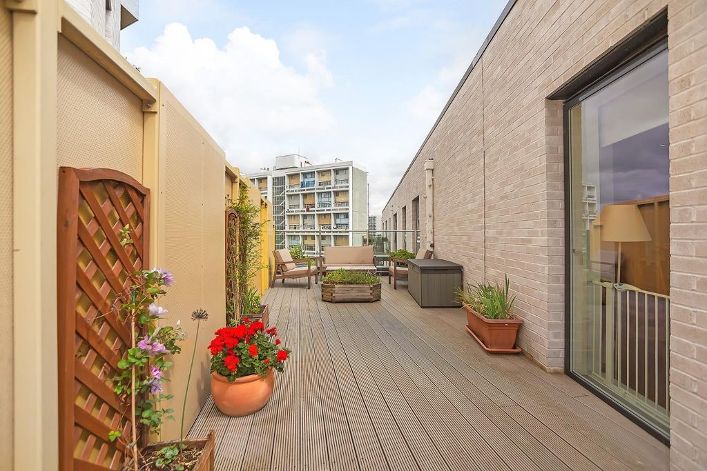 Property photo 3 of 10 Roof Terrace (2).Jpg