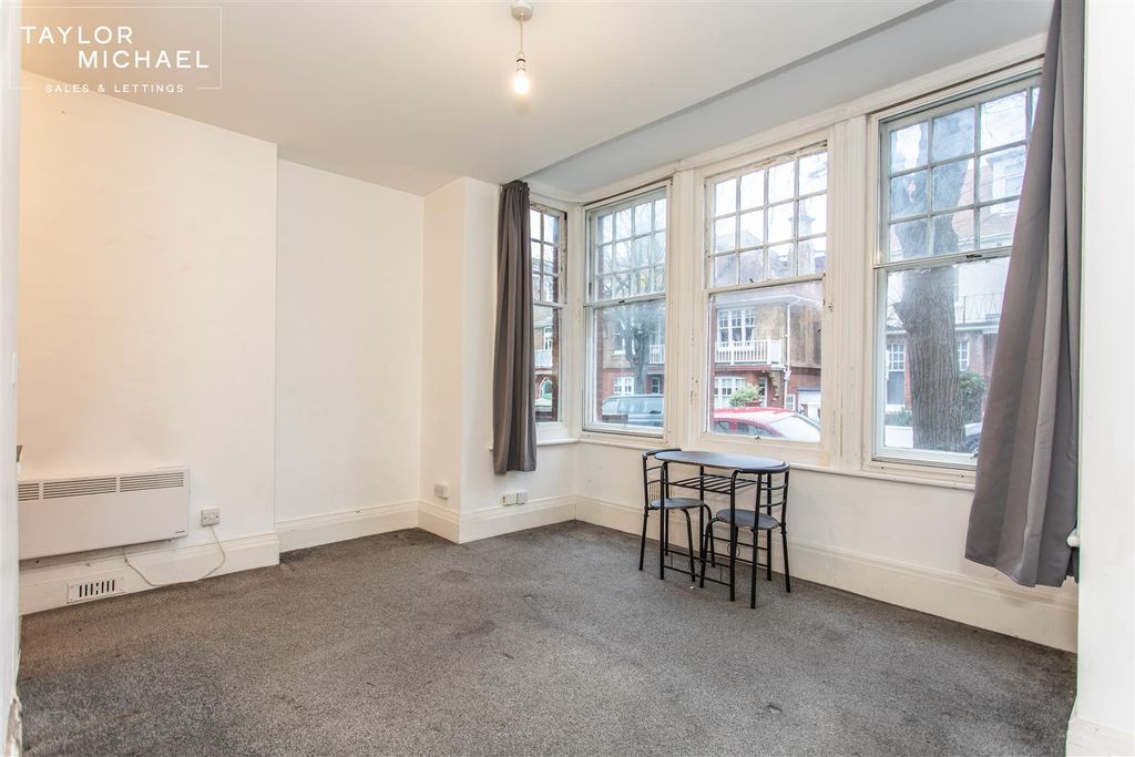 Property photo 3 of 15 Studio Room