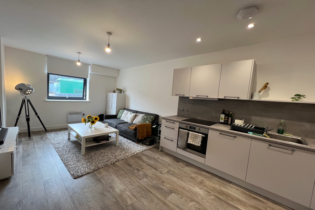Property photo 1 of 8 Wagon Lane - Lounge