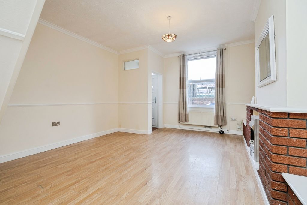 Property photo 3 of 17 Lounge