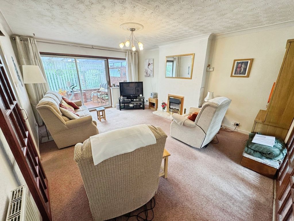 Property photo 2 of 15 Lounge