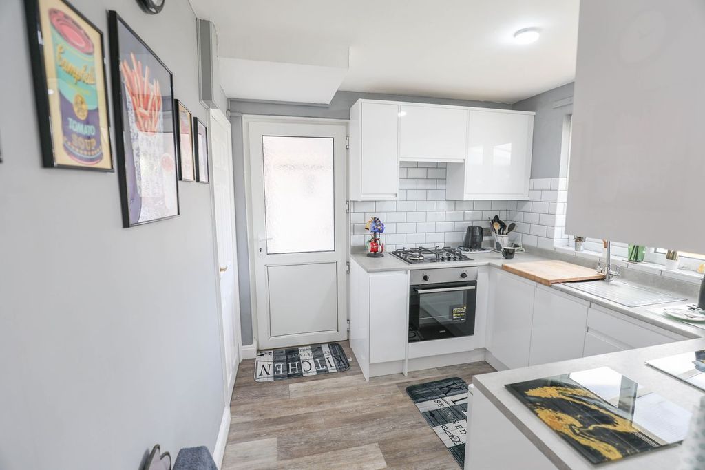Property photo 3 of 16 Kitchen